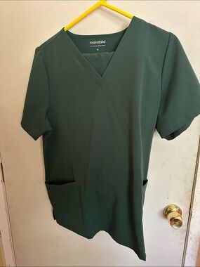 Mandala Women's 2 pocket scrub Short-Sleeve V-Neck Top in Forest Green